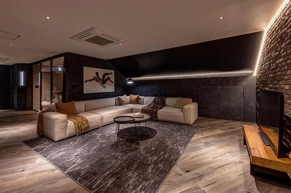 Spacious Yokohama Penthouse, Two Bedroom 110M2 Yokohama (Kanagawa)